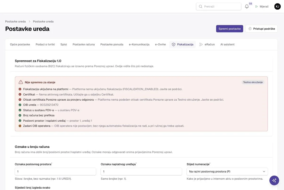 Postavke ureda, kartica Fiskalizacija: okvir Spremnost za Fiskalizaciju 1.0 s popisom provjera (fiskalizacija uključena na platformi, certifikat, otisak certifikata Porezne uprave, OIB ureda, status u sustavu PDV-a, broj računa, poslovni prostor i naplatni uređaj, zadani OIB operatera) i oznakom Nije spremno za slanje; ispod Oznake u broju računa.